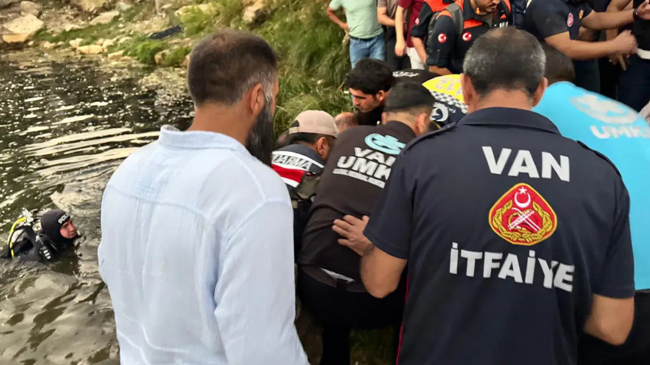 Van’da acı olay: Eşi ve çocuğunu kurtaran baba, akıntıya kapılarak hayatını kaybetti