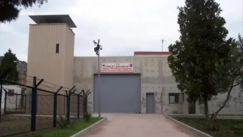 Yandaş gazeteci duyurdu: ‘Öcalan için İmralı’da tek katlı bir bina yapıldı’