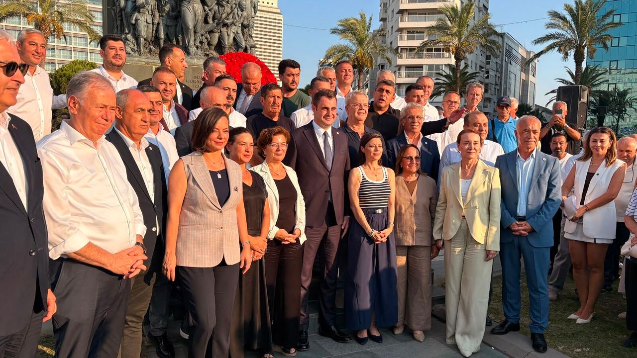 YENİ Parti İzmir örgütü ilk çelengini sundu: “30 ilçemizle iktidara hazırız!” YENİ Parti İzmir örgütü ilk çelengini sundu: “30 ilçemizle iktidara hazırız!”