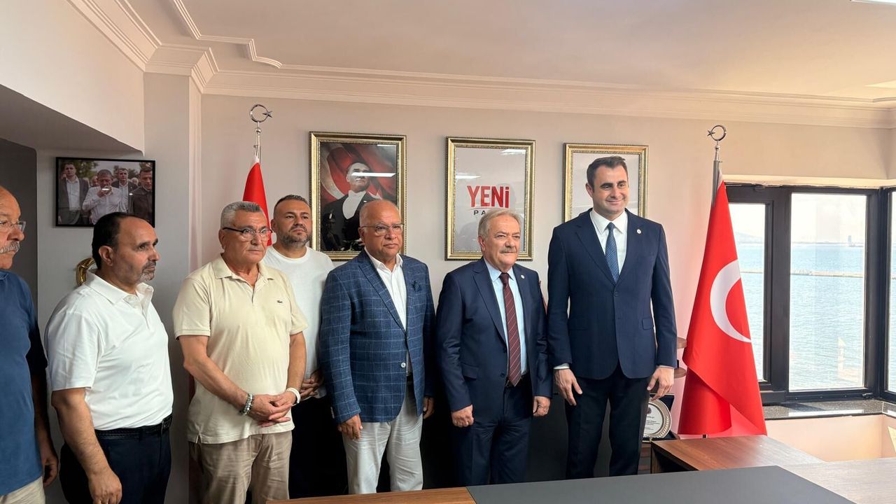 YENİ Parti İzmir’de transfer trafiği sürüyor: 3 partiden 6 eski il başkanı ve yöneticisi katıldı!