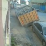Yol çöktü, tonlarca yüklü kamyon yere gömüldü! O anlar kamerada