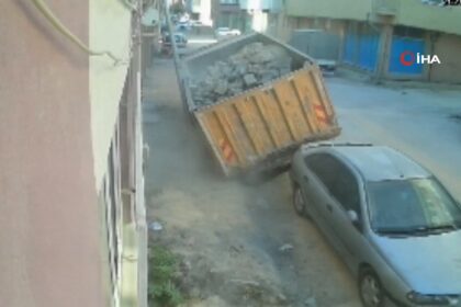 Yol çöktü, tonlarca yüklü kamyon yere gömüldü! O anlar kamerada