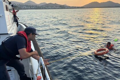 Yüzerek Yunanistan’a geçmeye çalışırken yakalandı
